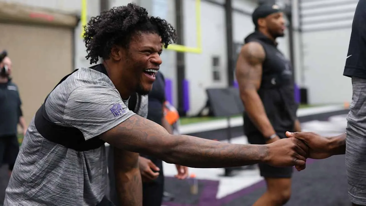 Lamar Jackson ikut serta dalam hari pertama program offseason Ravens, yang juga dihadiri sejumlah pemain inti. (Foto: AP)