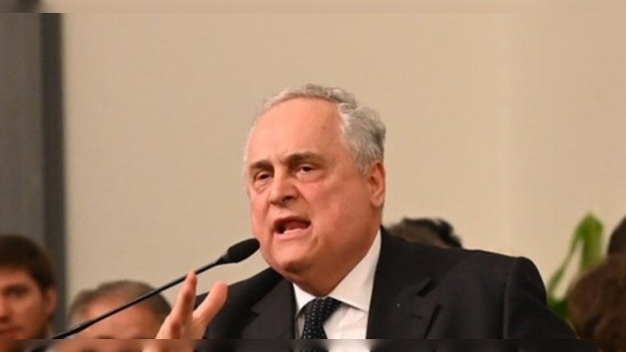 Lazio Siap Tepis Minat Duo Milan Pada Defender Andalan