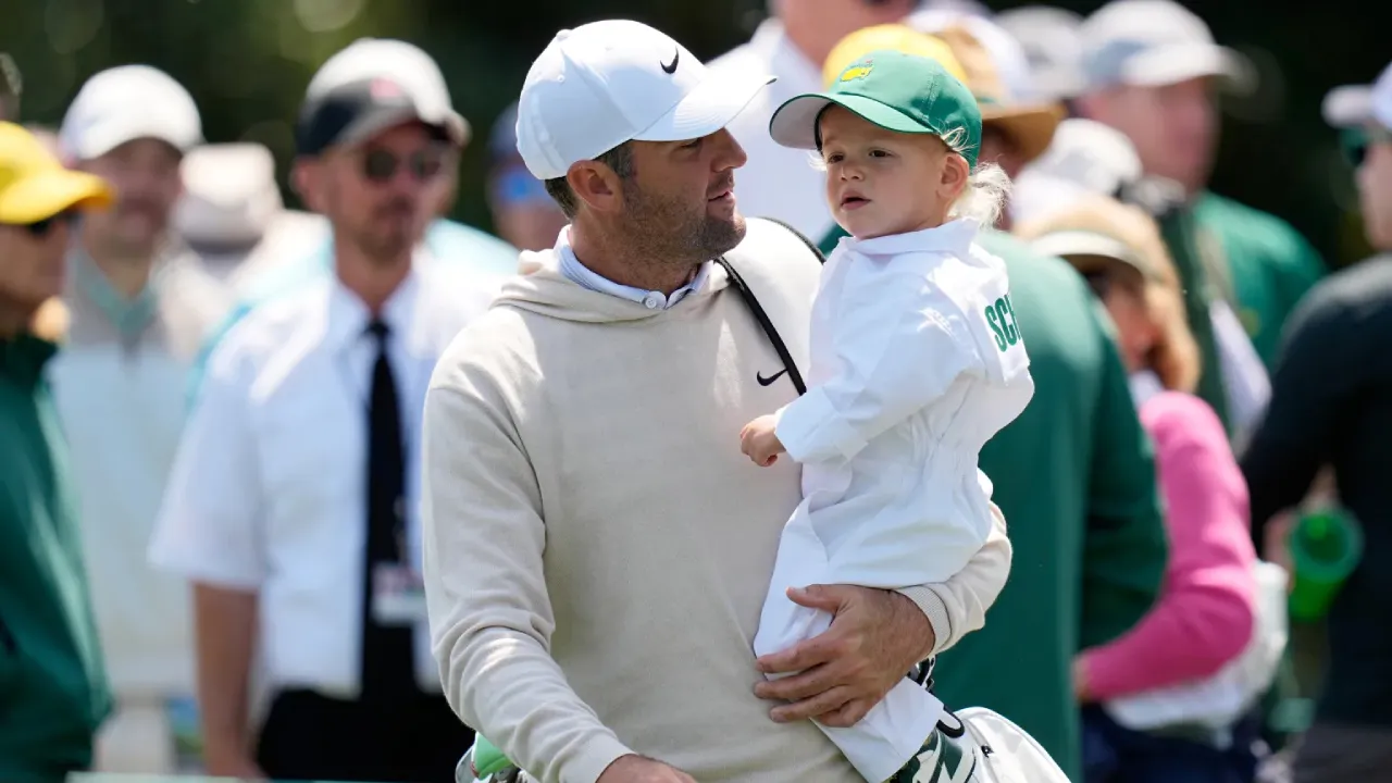 Scottie Scheffler menggendong putranya saat ajang Par 3 Contest jelang turnamen Masters di Augusta National. (Foto: Golf Digest)