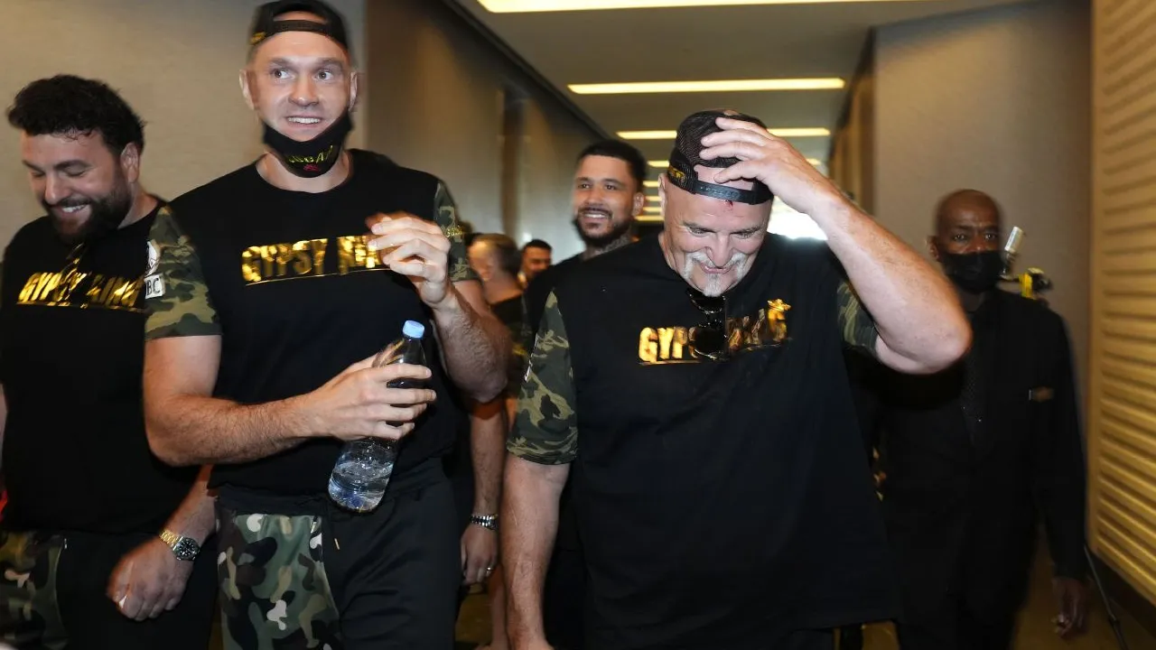 Tyson Fury (kiri) dan sang ayah John Fury. (Foto: Fight TV)