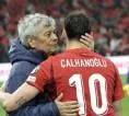 Video Pelukan Hakan Calhanoglu dan Mircea Lucescu Viral di Media