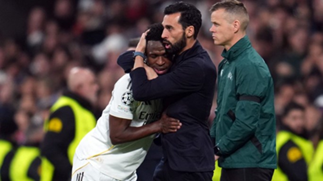 Vinicius Jr Dicemohooh Fans, Begini Komentar Arbeloa