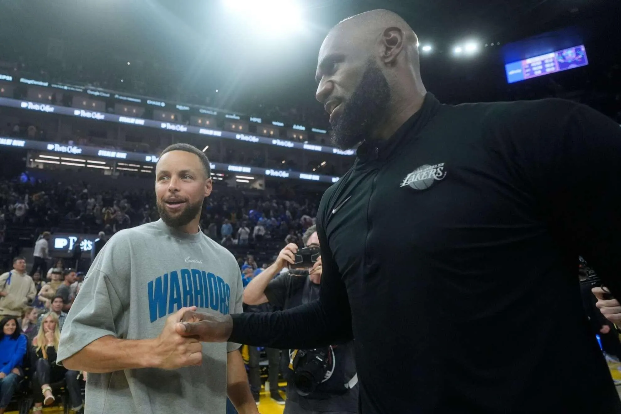 LeBron dan Curry Beri Penghormatan dengan Cara Unik - sumber: (mainbasket)