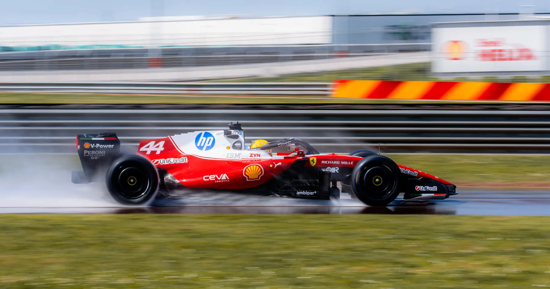 Lewis Hamilton Mulai Hari Kedua Uji Coba di Sirkuit Ferrari - sumber: (racingnews365)