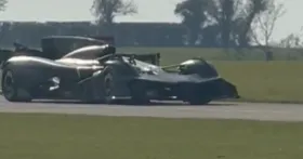 Aston Martin Hebohkan Publik dengan Bocoran F1 ‘Batmobile’ - sumber: (racingnews365)