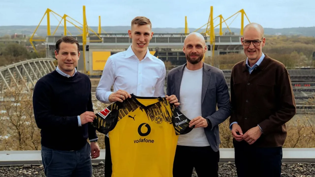 Nico Schlotterbeck bersama para petinggi Borussia Dortmund