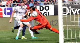 Gol Tunggal Esposito Menangkan Cagliari dalam Duel Sengit Kontra Cremonese