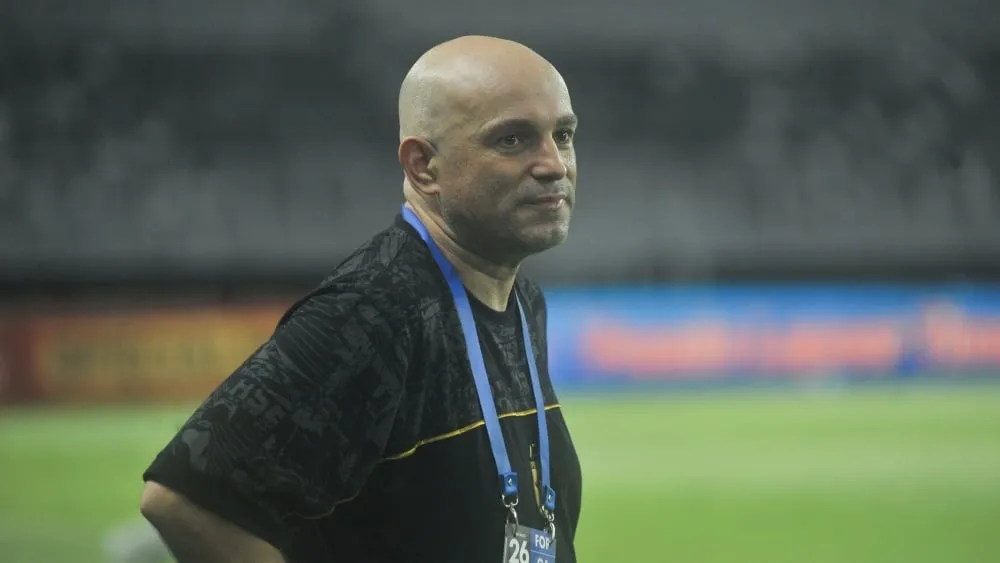 Persebaya Hadapi Tantangan Serius di GBK, Tavares Fokus Siapkan Tim secara Strategis dan Mental - sumber: (ileagueid)