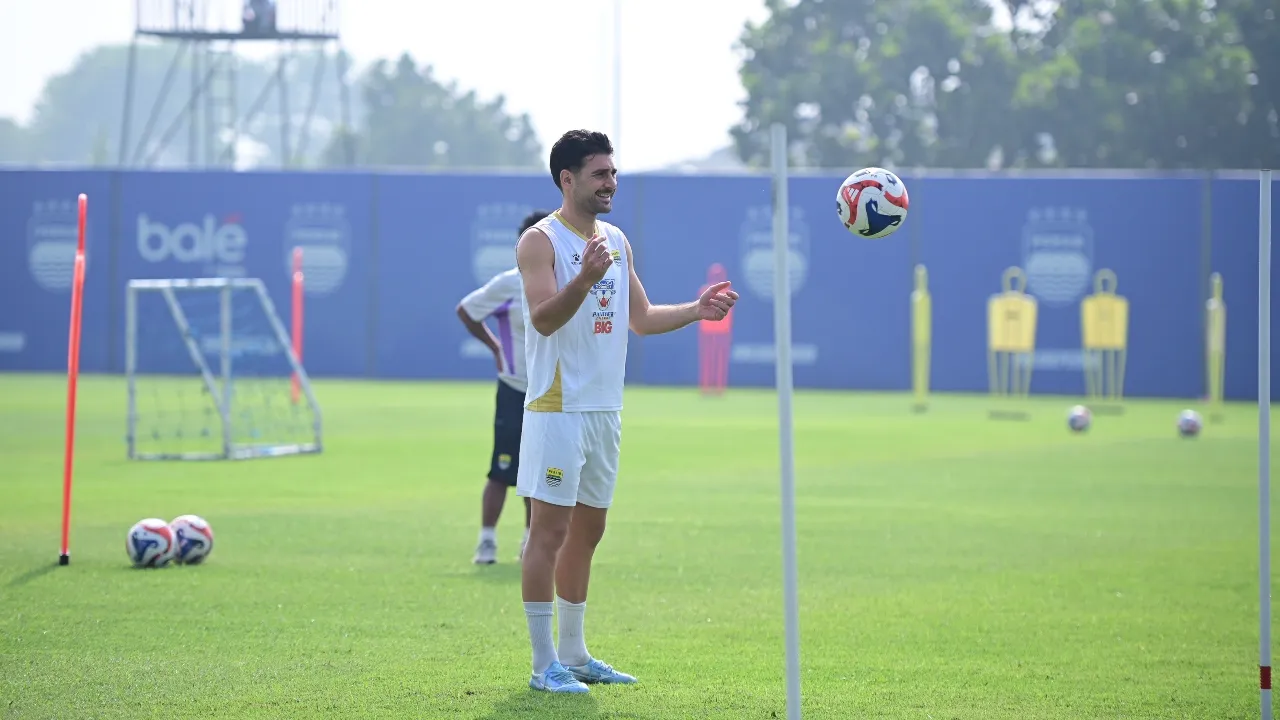 Persib Diminta Selalu Fokus, Putros Tak Khawatir Persaingan