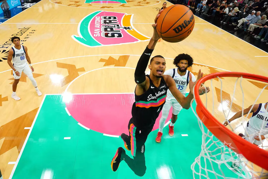 Wembanyama Cetak 40 Poin, Spurs Tundukkan Mavericks - sumber: (mainbasket)