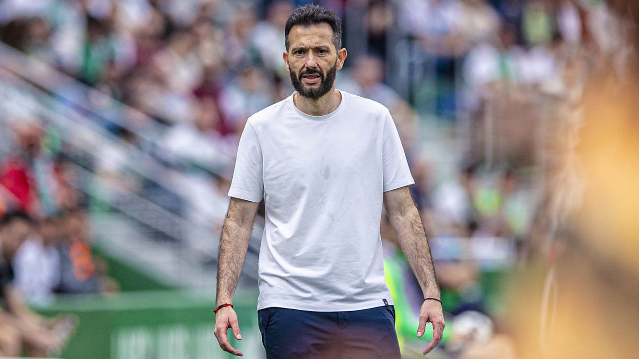 Carlos Corberan Kecewa Valencia Dikalahkan Elche Meski Tampil Dominan