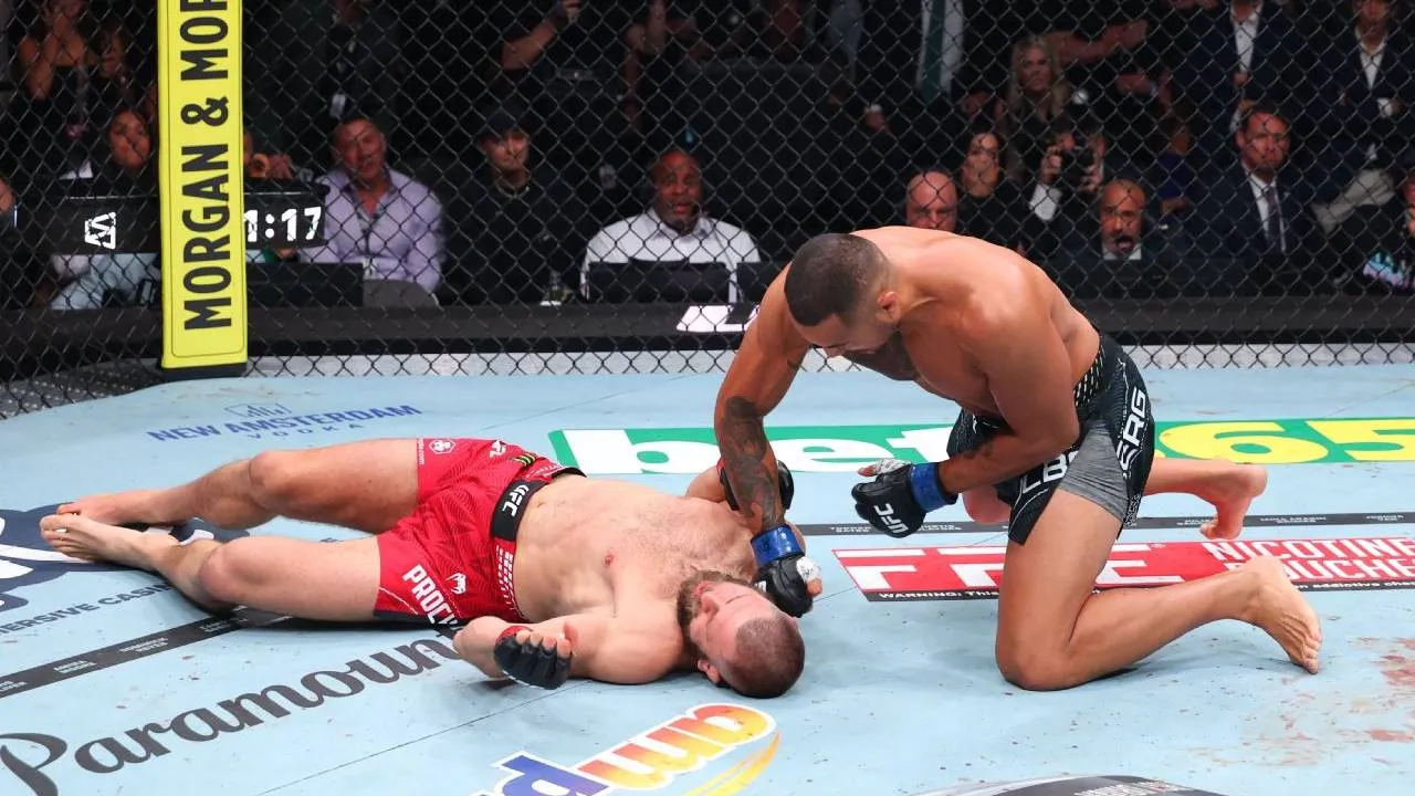Carlos Ulberg KO Jiri Prochazka di UFC 327, Rebut Gelar Kelas Berat Ringan