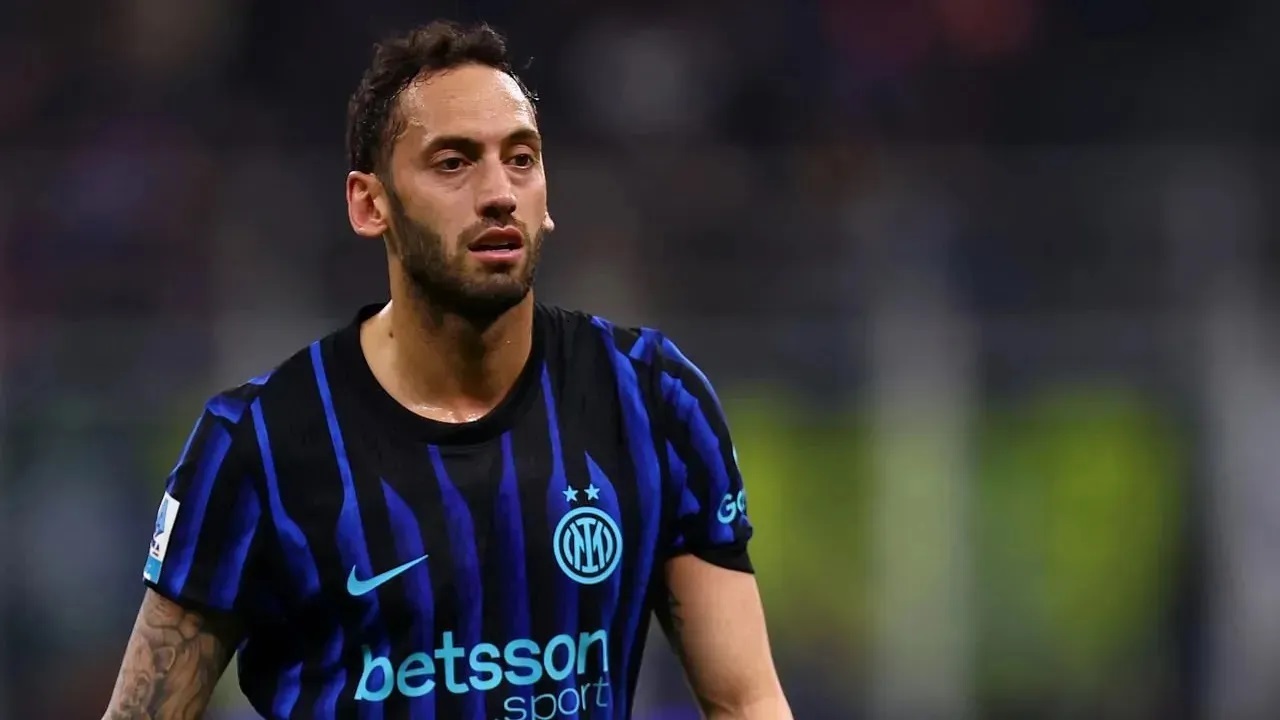Hakan Calhanoglu: Cristian Chivu Lebih Empatik Ketimbang Simone Inzaghi