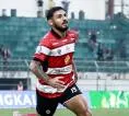 Madura United 2-1 Persik Kediri, Laskar Sape Kerrab Keluar Dari Zona Merah