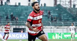 Madura United 2-1 Persik Kediri, Laskar Sape Kerrab Keluar Dari Zona Merah