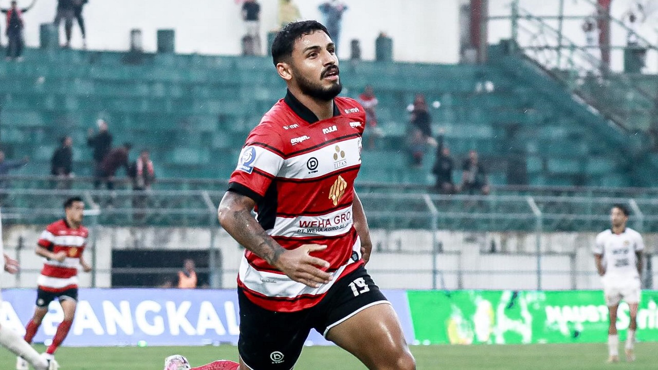 Madura United 2-1 Persik Kediri, Laskar Sape Kerrab Keluar Dari Zona Merah