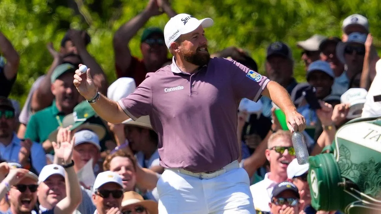 Shane Lowry melakukan selebrasi setelah membuat ace alias hole-in-one di hole keenam par-3 di Augusta National Golf Club. (Foto: Golf Digest)