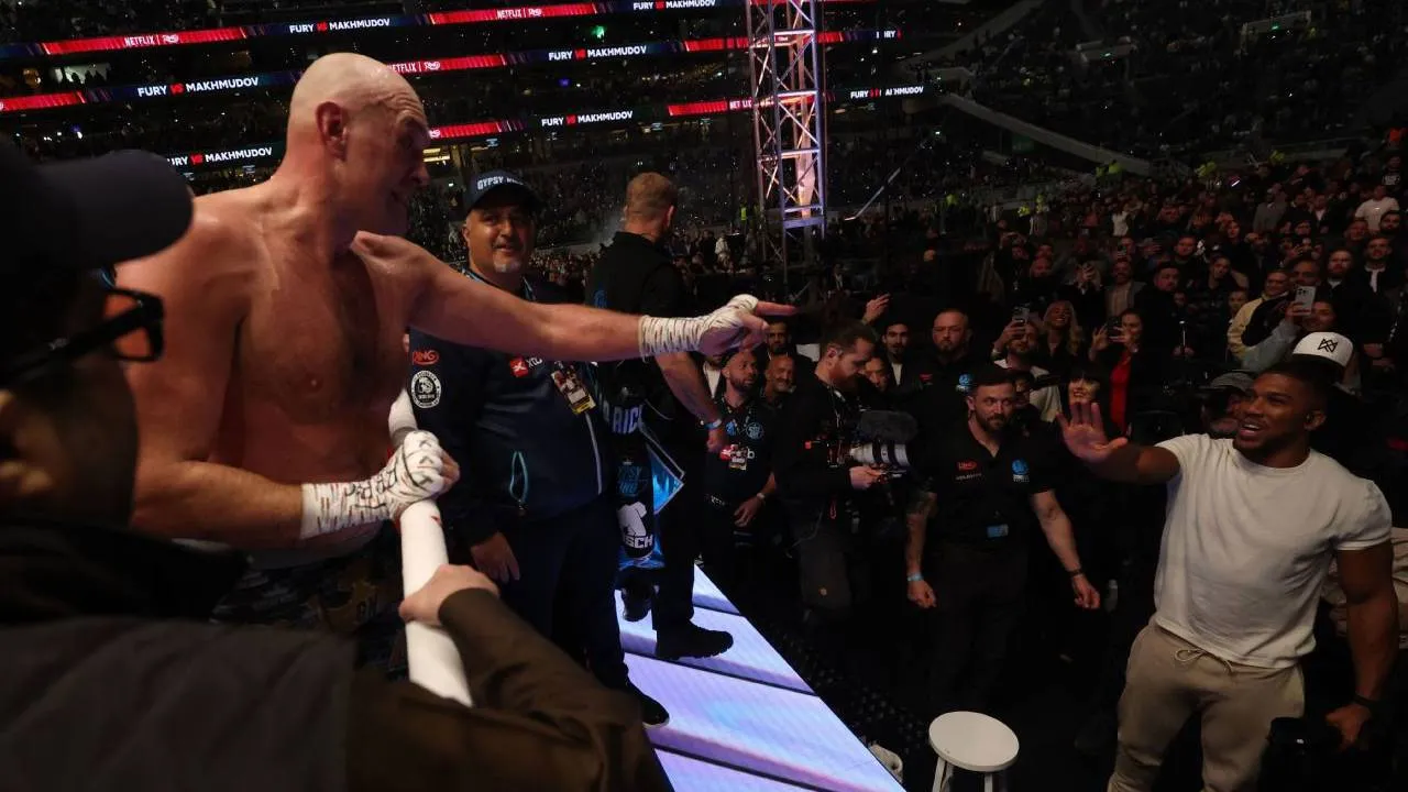 Tyson Fury Ancam Gantung Sarung Tinju Jika Bukan Lawan Anthony Joshua