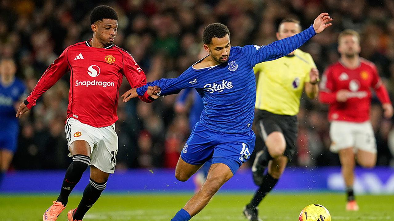 Jadi Incaran MU, Gareth Barry Minta Everton Tetap Pertahankan Ndiaye