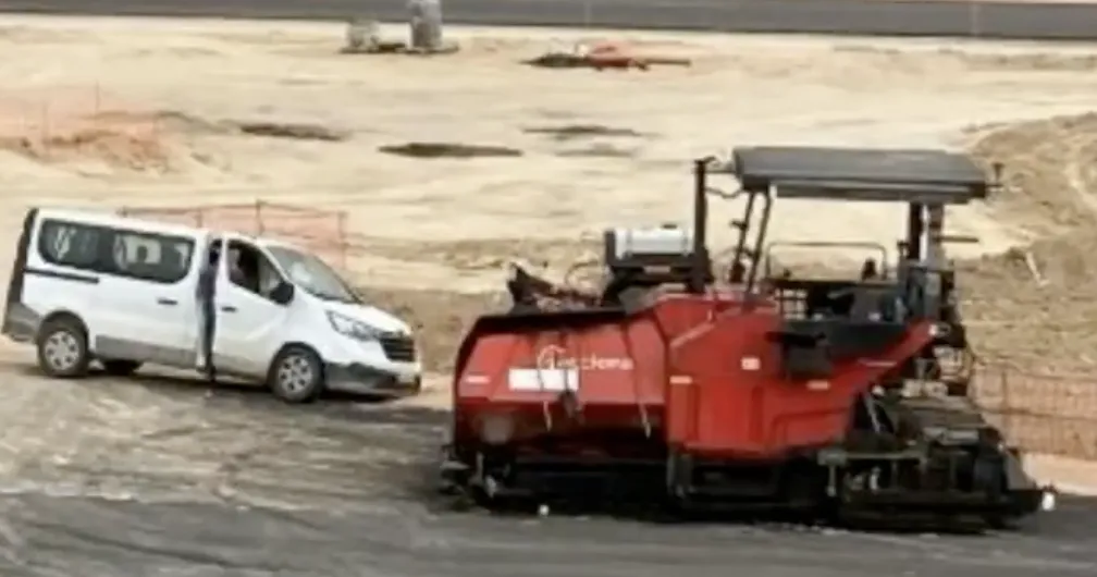 Van Alami Kecelakaan Aneh di Sirkuit Madring - sumber: (racingnews365)