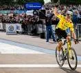 Wout Van Aert Ungguli Tadej Pogacar di Balapan Klasik Paris-Roubaix 2026
