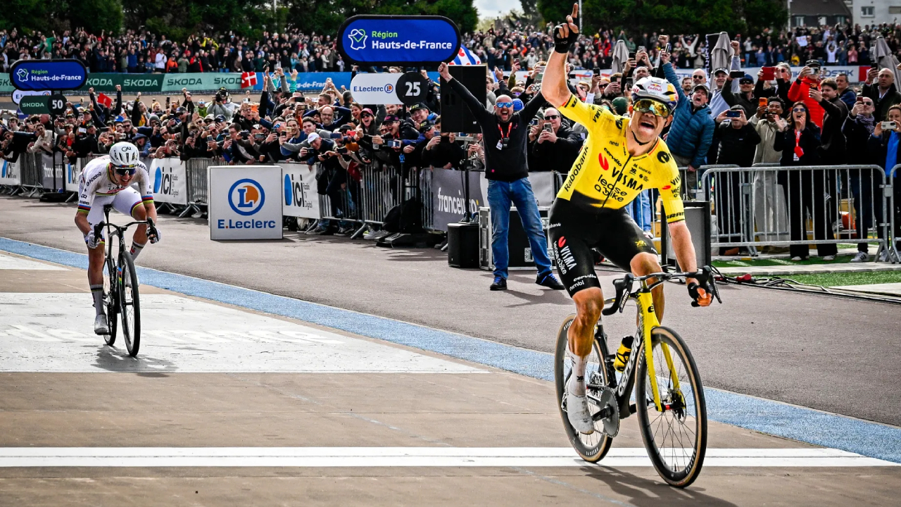 Wout Van Aert Ungguli Tadej Pogacar di Balapan Klasik Paris-Roubaix 2026