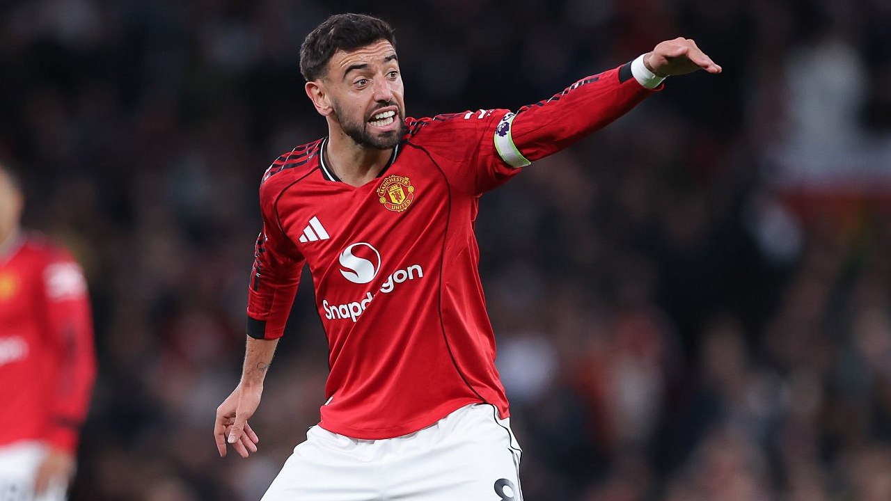 Bruno Fernandes Enggan Komentari Kartu Merah Lisandro Martinez