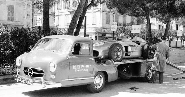 Legenda F1 Stirling Moss Dilarang Mengemudi Akibat Insiden - sumber: (racingnews365)