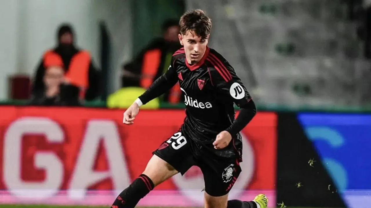 Miguel Sierra Akan Bertahan dengan Sevilla hinga 2029