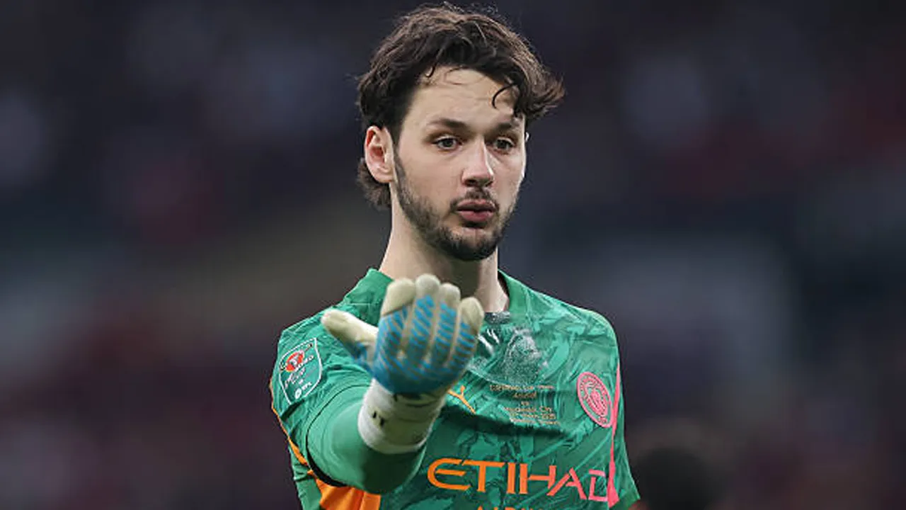 Aston Villa Siapkan Langkah untuk Rekrut James Trafford dari Manchester City