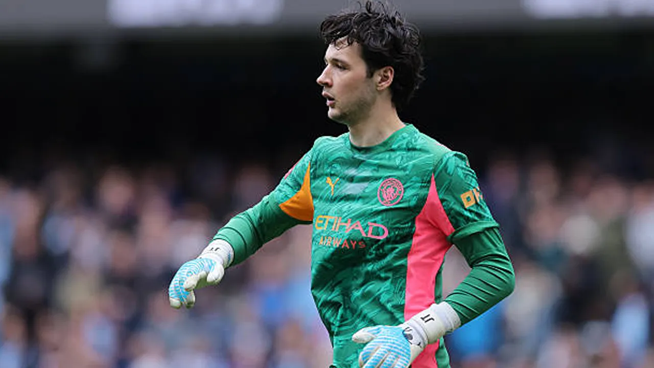 Chelsea Pantau Situasi James Trafford di Manchester City