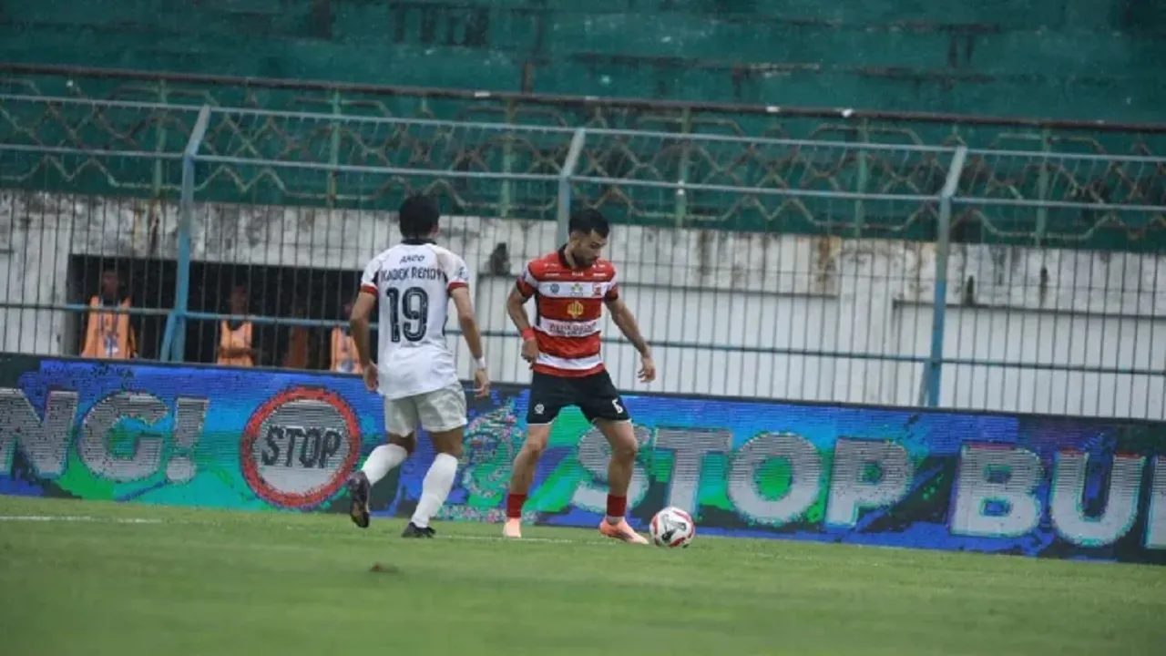 Pemain bertahan Madura United, Ruxi di laga kontra Persik Kediri