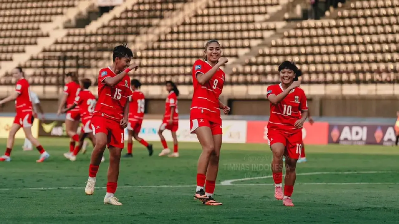 Penyerang timnas putri Indonesia, Claudia Scheunemann merayakan gol