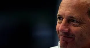 CEO McLaren Ron Dennis Mundur Setelah Kontroversi Besar