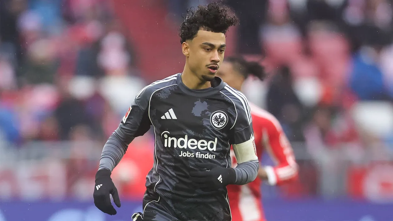 Dilirik Arsenal dan City, Nathaniel Brown Pilih Tetap Fokus di Frankfurt