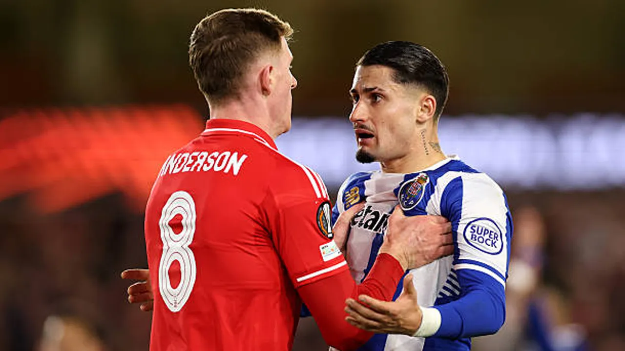 Diragukan Tampil Lawan Porto, Vitor Pereira Tunggu Kepastian Elliot Anderson