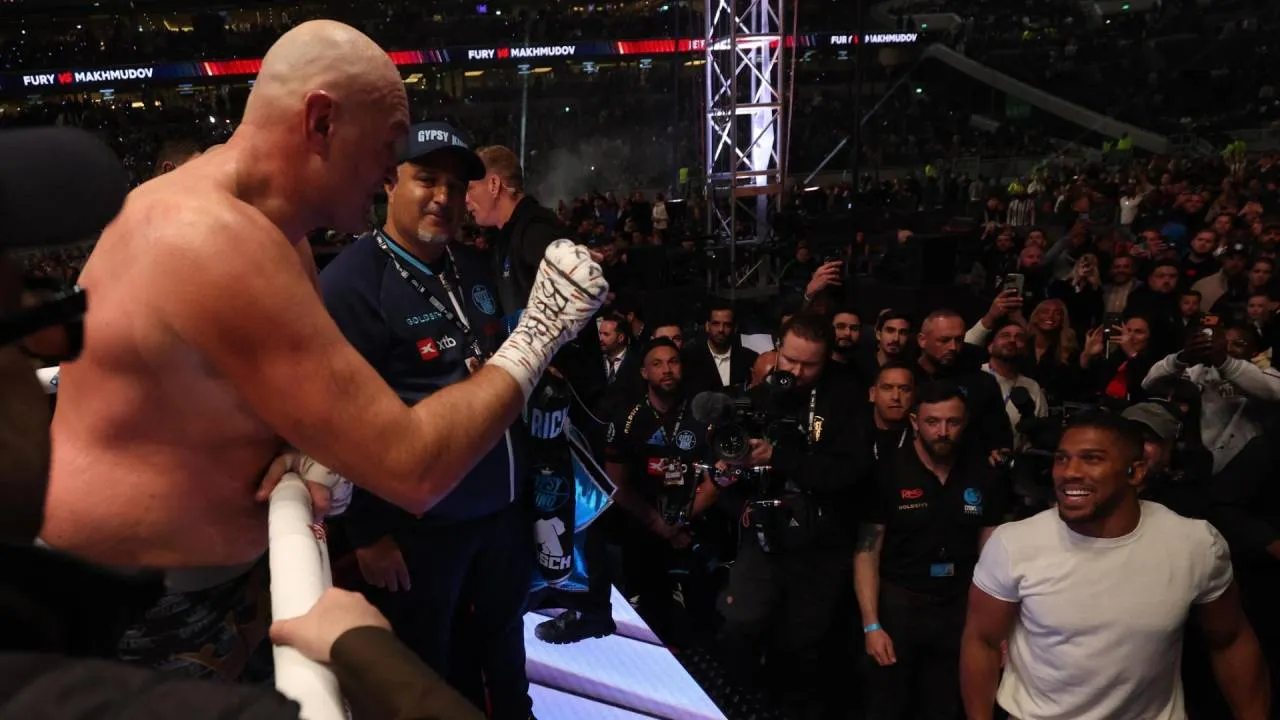 Anthony Joshua (kanan) dan Tyson Fury bertukar kata-kata setelah pertarungan melawan Arslanbek Makhmudov. (Foto: Fight TV)