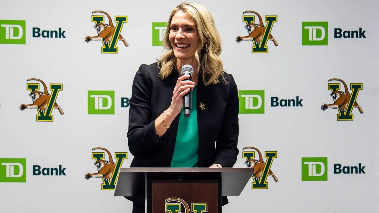 Jadi Pelatih Kepala Putri Vermont Catamounts, Maureen Magarity Ukir Sejarah