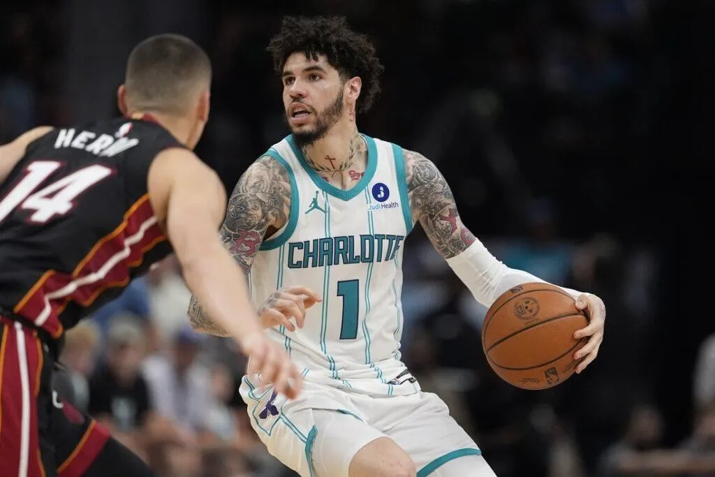 LaMelo Ball Didenda Akibat Tindakan Berbahaya pada Heat - sumber: (mainbasket)