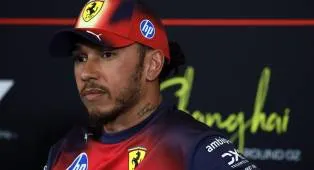 Lewis Hamilton Bela Instruksi F1 2026 yang ‘Berbeda’