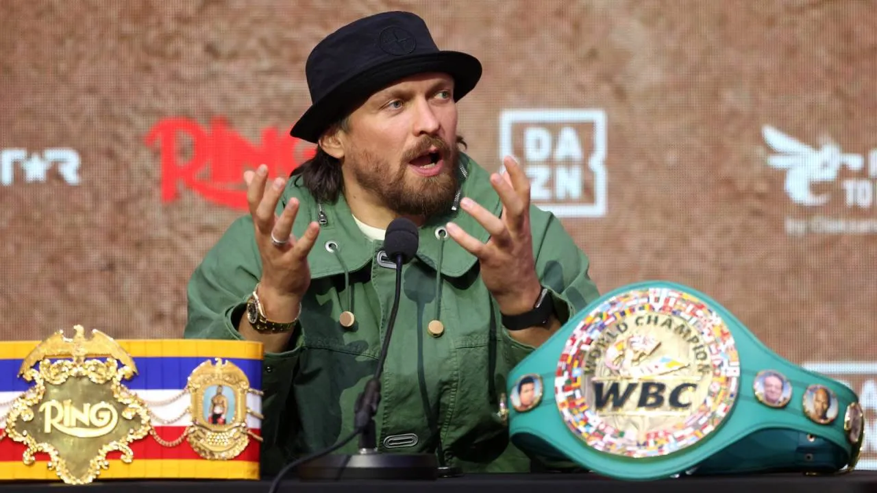 Oleksandr Usyk baru-baru ini menerima Anthony Joshua untuk berlatih bersama di kampnya di Spanyol. (Foto: Fight TV)