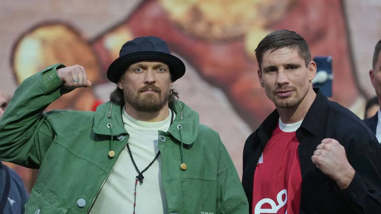 Oleksandr Usyk (kiri) dan Rico Verhoeven. (Foto: Fight TV)