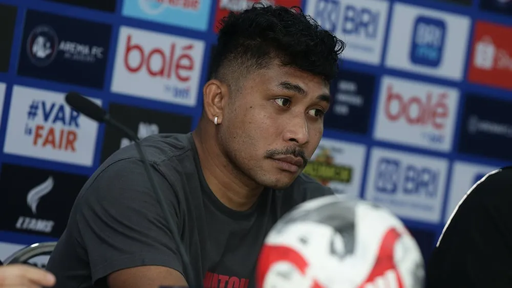 Alexvan Djin Mantapkan Konsentrasi Bersama Arema FC di Kandang - sumber: (ileagueid)