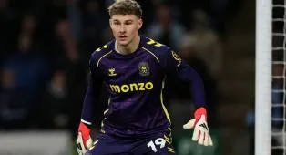 Cari Pelapis Lammens, MU Intip Peluang Rekrut Carl Rushworth