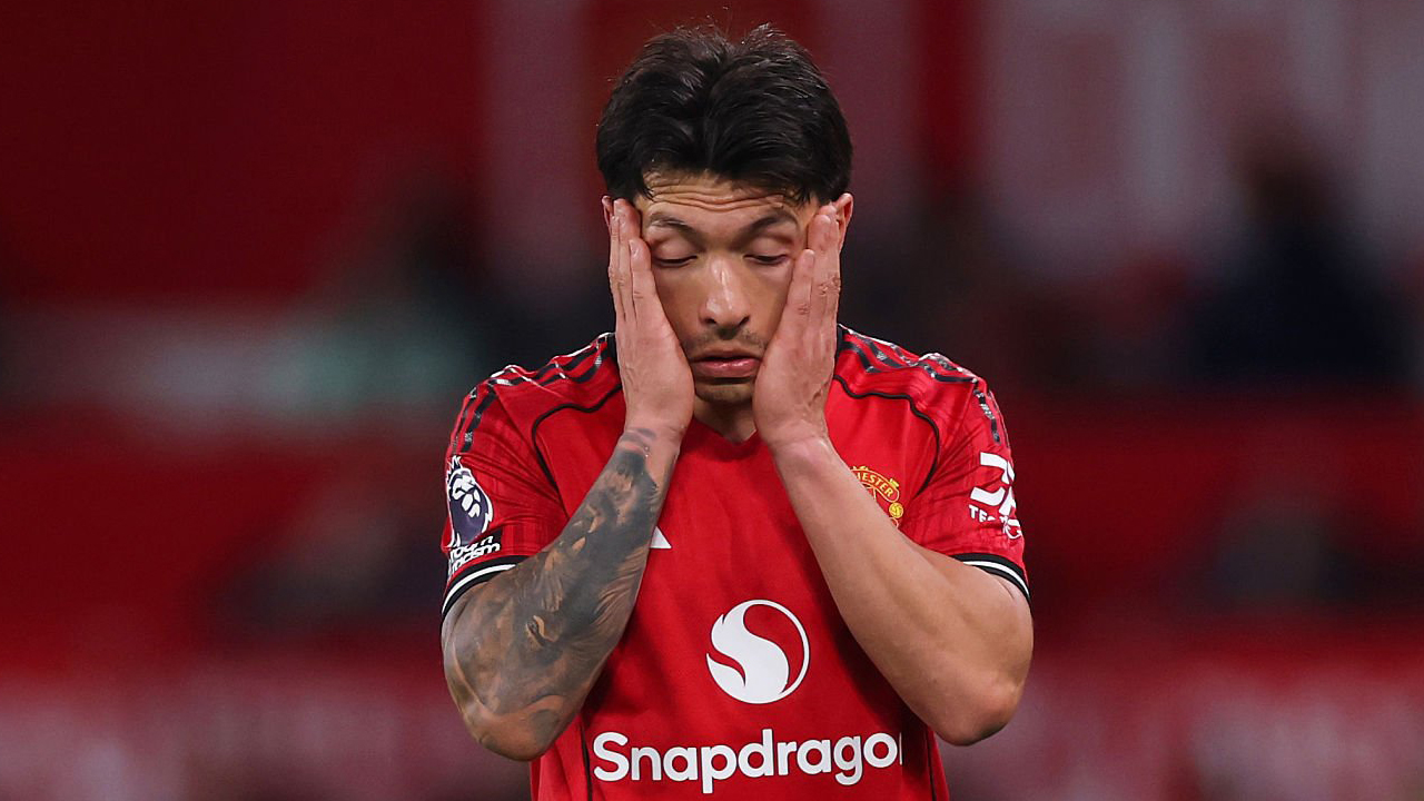 Louis Saha Sebut Kartu Merah Lisandro Martinez ‘Lelucon’