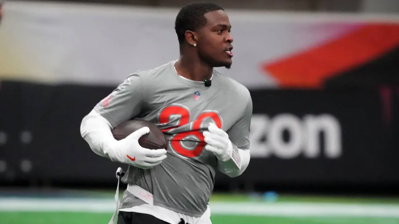 Performa De'Von Achane sepanjang musim 2025 menjadi salah satu alasan utama Dolphins ingin segera mengamankan masa depannya. (Foto: AP)