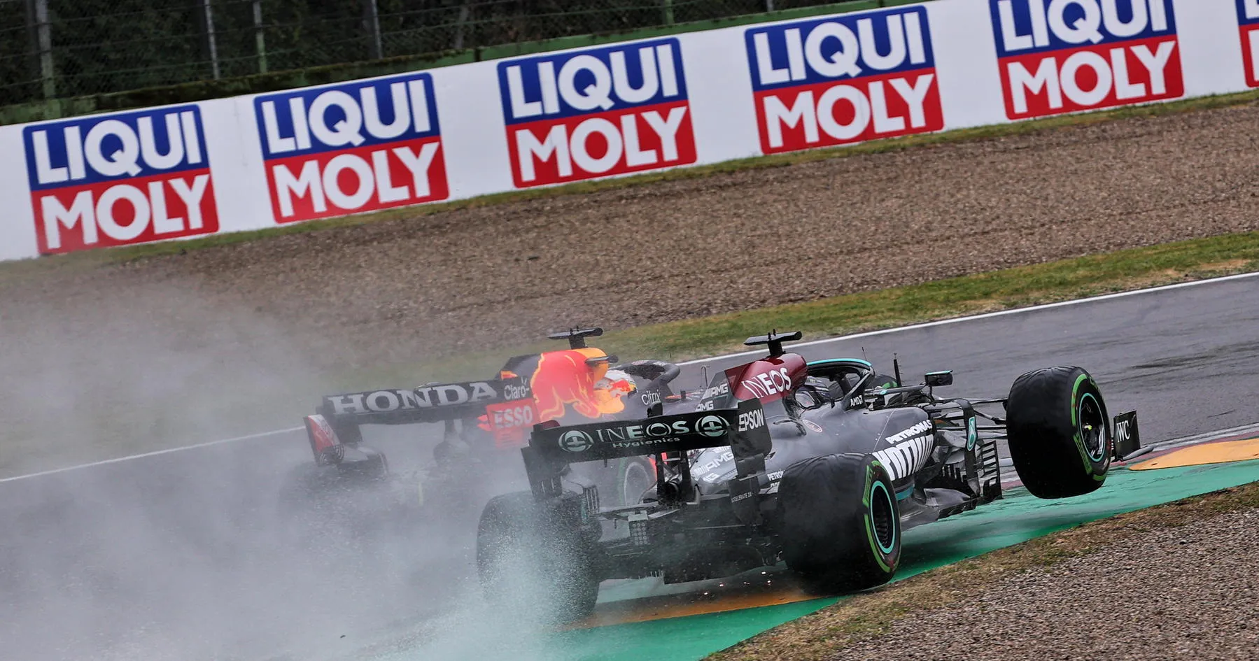 Hamilton dan Verstappen Bertabrakan, Rivalitas Memanas