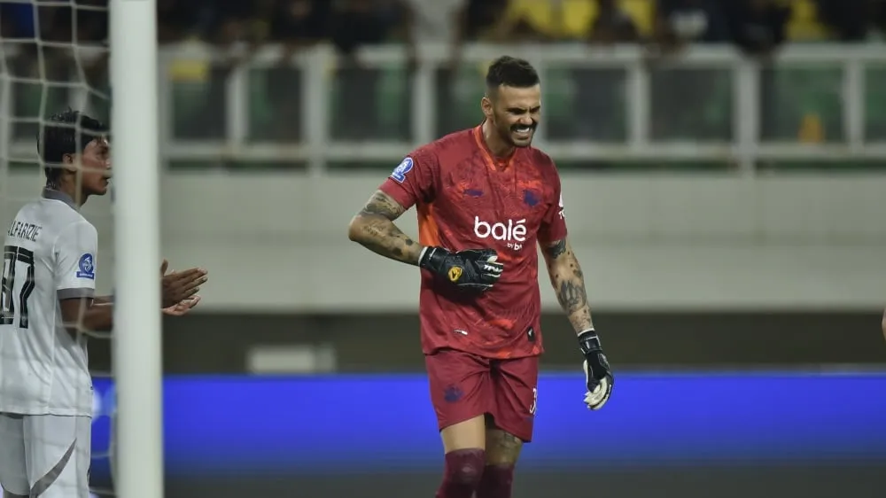 Lucas Frigeri: Pilar Pertahanan Arema FC di Tengah Sorotan - sumber: (ileagueid)