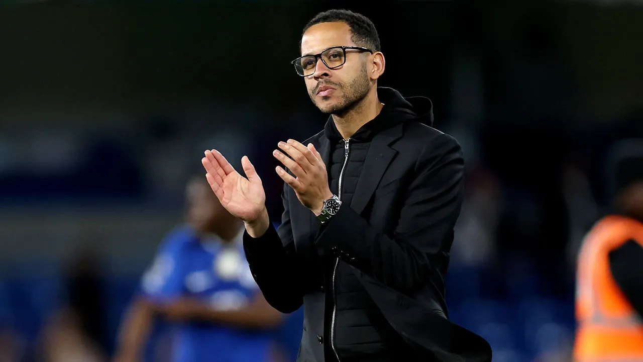 Dominan Tapi Tumbang, Liam Rosenior Kecewa Chelsea Dikalahkan MU