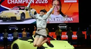 Elena Rybakina Angkat Trofi Kemenangan Di Stuttgart